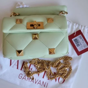 Mintgrön axelväska från Valentino Garavani - Säljer min systers Valentino väska den är i bra skick och hon måste bli av med den då hon vill ha pengar för en ny väska