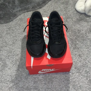Nike Air Max  - Nike Air Max. Riktigt snygga och sköna. Väldigt bra skick och en allmänt bra sko. Storlek 40 men passar 41