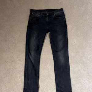  Nudie Jeans mörkblåa  - Hej säljer dessa riktigt snygga Nudie jeans. Skick 9/10 storlek 30/31, vid minsta lilla fundering är det bara och skriva