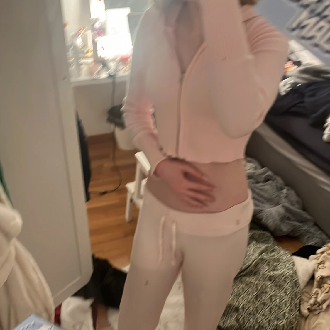 Rosa croppad hoodie med matchande byxor