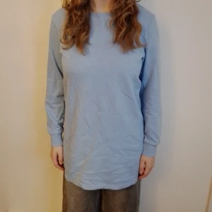 Blå Hoodie - Blå hoodie från lager 157 i storlek 150. Katt finns I hemmet