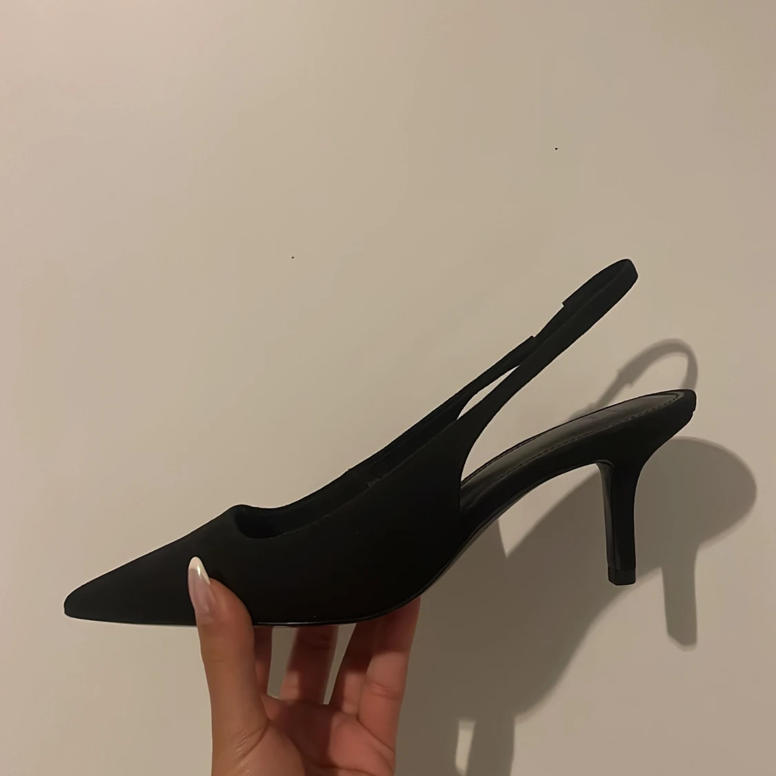 Svarta pumps med klack