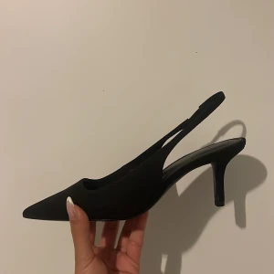 Svarta pumps med klack - Eleganta svarta pumps med spetsig tå och smal klack. Perfekta för en stilren look. I princip alltid slutsålda i de mindre storlekarna.