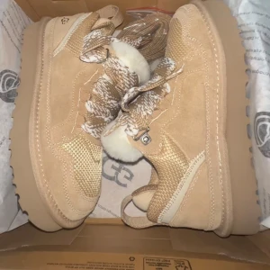 Beige sneakers från UGG - Säljer ett par helt nya oanvända snygga beige sneakers från UGG med stickade detaljer och fluffig insida. Vill sälja eftersom storleken var för liten och det kistar och lämna tbx. Boxen skickas med!!