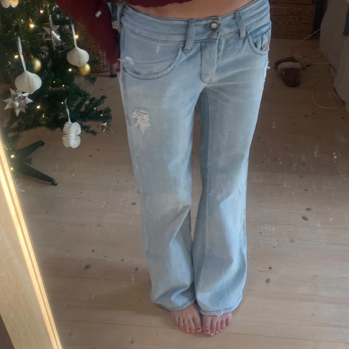 Ljusblå jeans med slitningar - 93