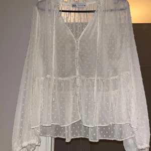 Vit blus Zara - Vit blus Zara. Använd endast en gång. Storlek L men passar lika bra för M.