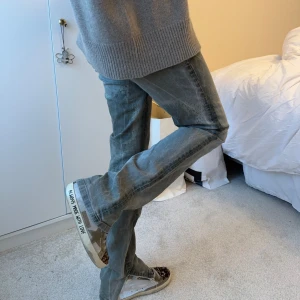 Jeans - Så så coola o unika lågmidjade jeans i storlek 31/32. 38cm över midjan och 81cm i innerbenet. Har klippt slits🩷