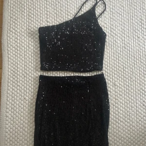 Glittrigt set - Ett glittrigt set som använts vid ett tillfälle så de är i nyskick, passar perfekt till fest och nyår 