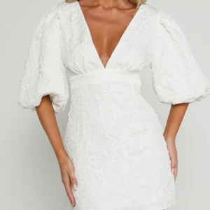 Studentklänning showpo  - Säljer min väldigt eftertraktade studentklänning i storlek 36 då den var för liten ❤️aldrig använd, lapparna sitter kvar