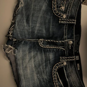 Mörkblå jeansshorts från Miss Me - Säljer ett par snygga mörkblå jeansshorts från Miss Me i storlek 31. perfekt skick