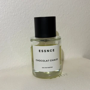 Essnce Chocolat Chaud Eau de Parfum - Säljer en flaska Essnce Chocolat Chaud Eau de Parfum. Doften är varm och mysig, perfekt för kalla dagar. Perfekt för dig som älskar doften av nutella.   Toppnoter - Salt, toast, smör Hjärtnoter - Mörk brownie, choklad Bas - Hasselnötskräm, hasselnötter Doftfamilj -  Gourmand