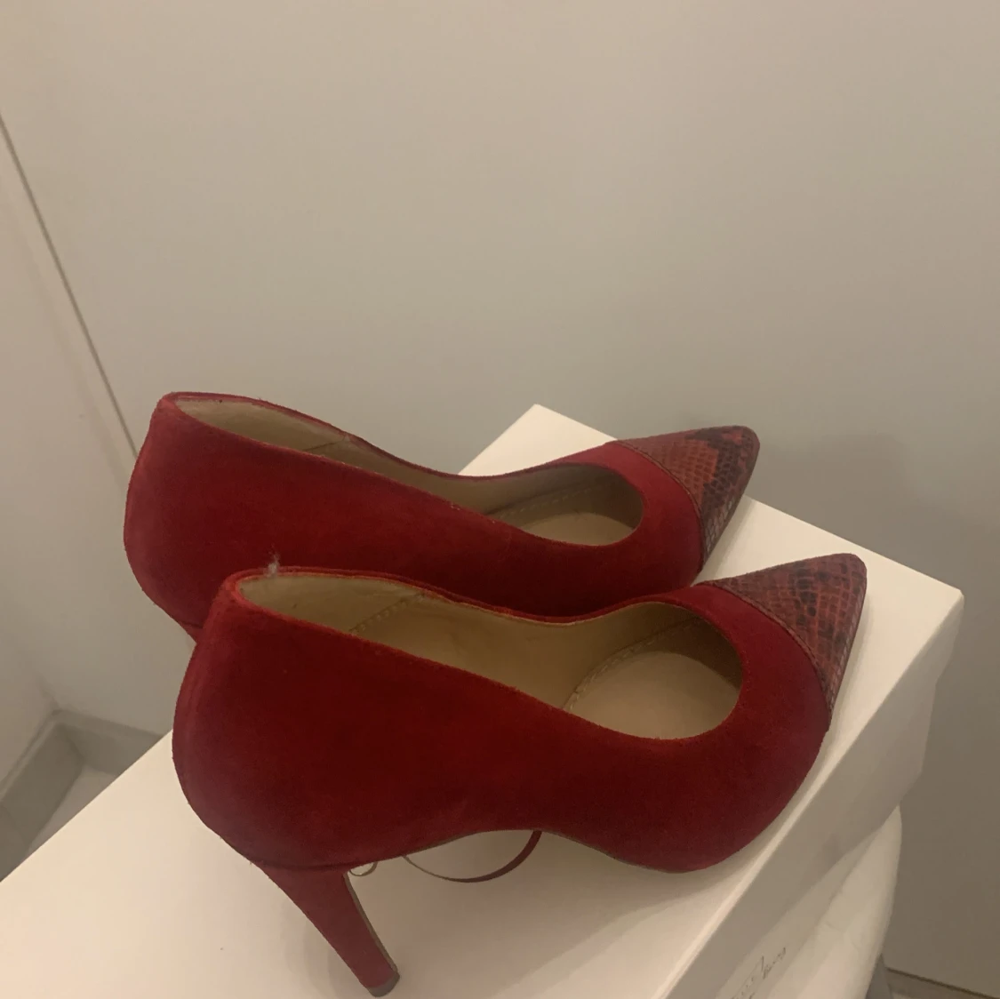 Röda klackskor från 5th Avenue - 93