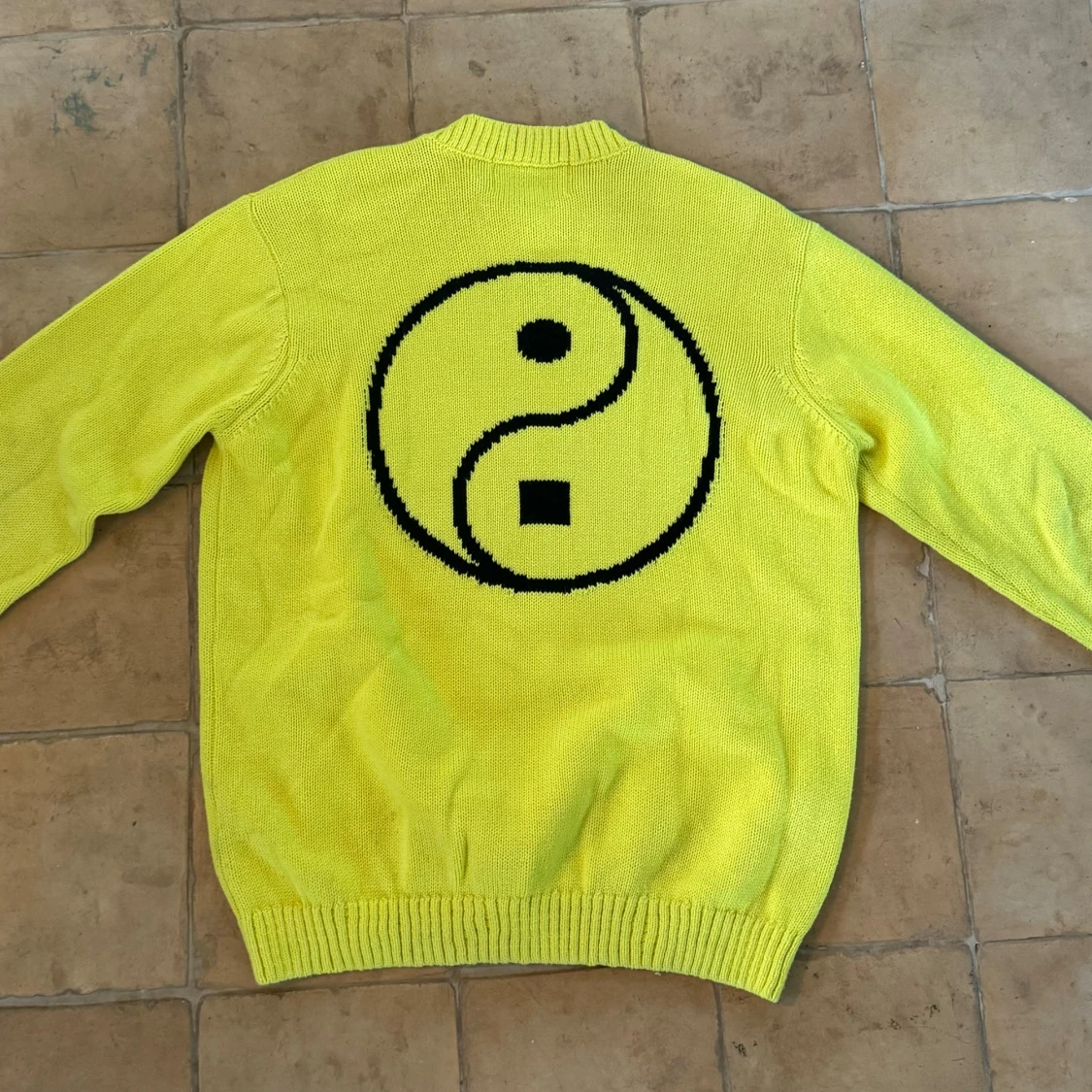Gul stickad tröja från Axel Arigato - 91