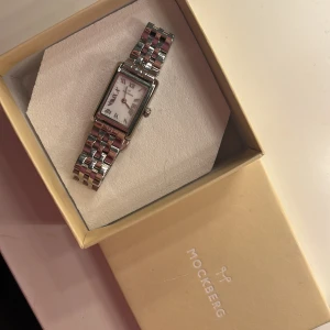 Silverfärgad klocka från Mockberg - Säljer den trendiga och fina klockan fast för bättre pris, perfekt julklapp. Påsen till har tyvärr gått sönder men skickar med en rosa. Förlängnings delar till klockan skickas med. Inga reper finns på, som ny💕