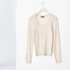 Säljer en superfin beige stickad tröja från Gina Tricot. Slutsåld i många storlekar 💕💕använd två gånger, köpt för 360