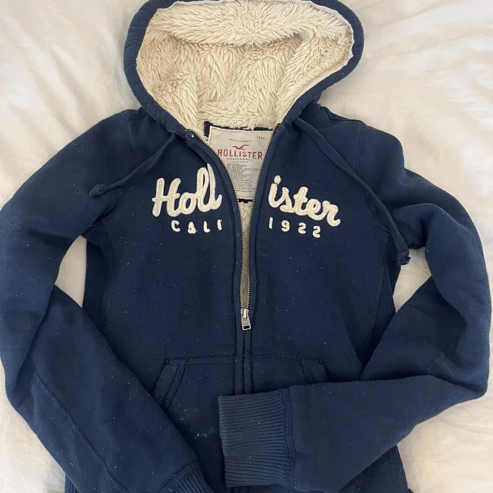 Pris kan diskuteras! Så mysig zip hoddie från hollister! Den är fluffig på insidan och är i tjockt och varmt material💞 jätte bra skick bara lite dammig men det tas bort innan den postas  Passar XS eller S då den är lite mindre i storleken . Hoodies.