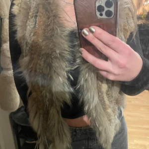 Brun pälsväst från Mscalura - Säljer en superfin brun pälsväst från Mscalura. Den är perfekt för höst och vinter och har en mysig, fluffig känsla. Västen är i mycket bra skick och passar perfekt för en cool och trendig look. Perfekt att bära över en långärmad tröja för extra värme.