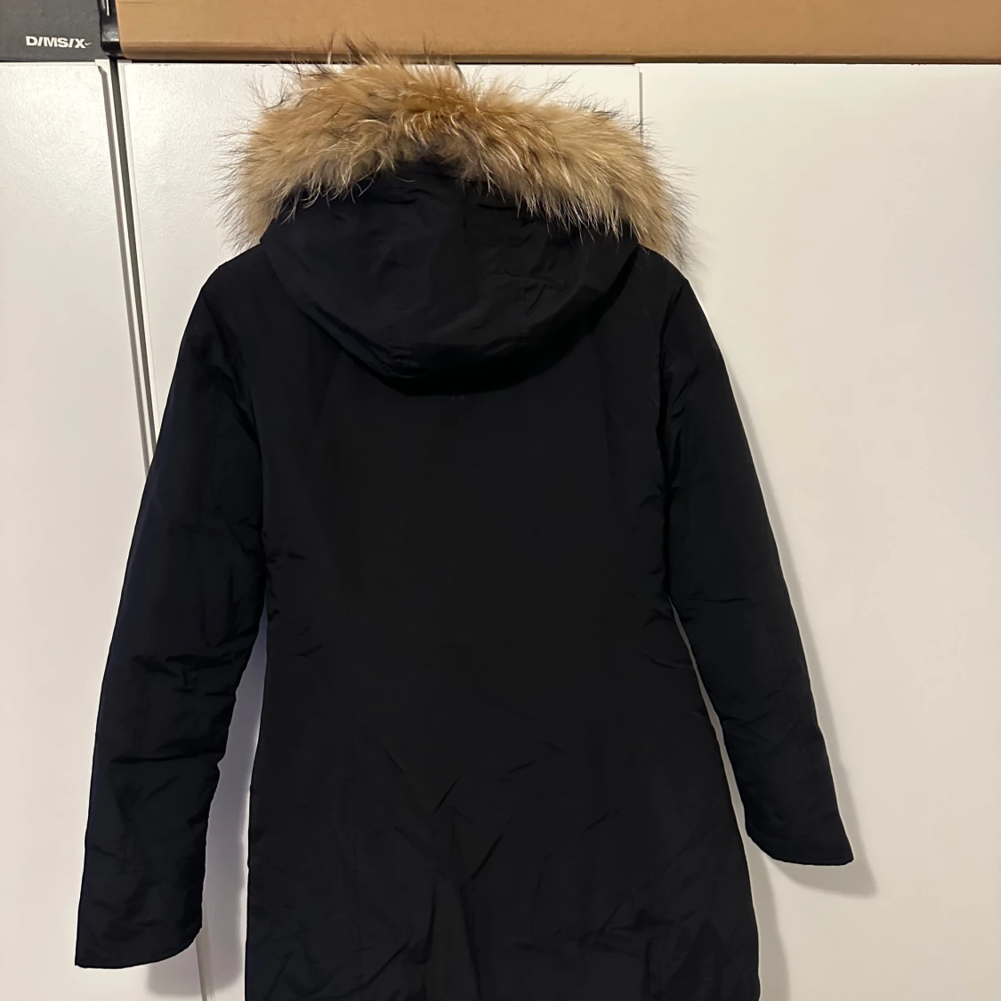 Svart parkajacka med pälsdetaljer - 91