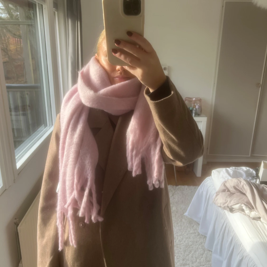 Rosa halsduk med fransar