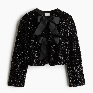 Viral svart paljettjacka med rosetter från H&M stl S - Säljer en superglittrig svart paljettjacka som är perfekt för fest! Den har långa ärmar och är dekorerad med stora, snygga rosetter framtill. Jackan är croppad och ger en riktigt glamorös look. Perfekt för nyår eller andra speciella tillfällen. ✨