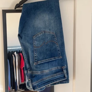 Blå jeans från Jack & Jones - Säljer ett par snygga blå jeans från Jack & Jones i modellen Tapered Mike. Storlek 32/32