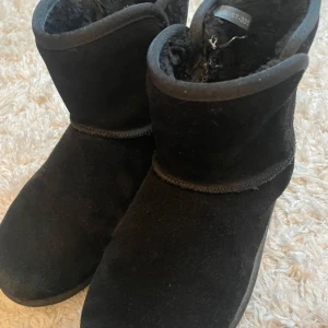 Svarta boots i mocka - Säljer ett par svarta boots i mocka med mjukt foder inuti. Perfekta för kalla dagar med sin robusta sula som ger bra grepp. De är i bra skick och passar perfekt för höst och vinter. Storlek 39.