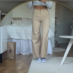 Wide leg jeans - Beiga jeans från Monki💛Uppsydda efter mig som är 160 cm