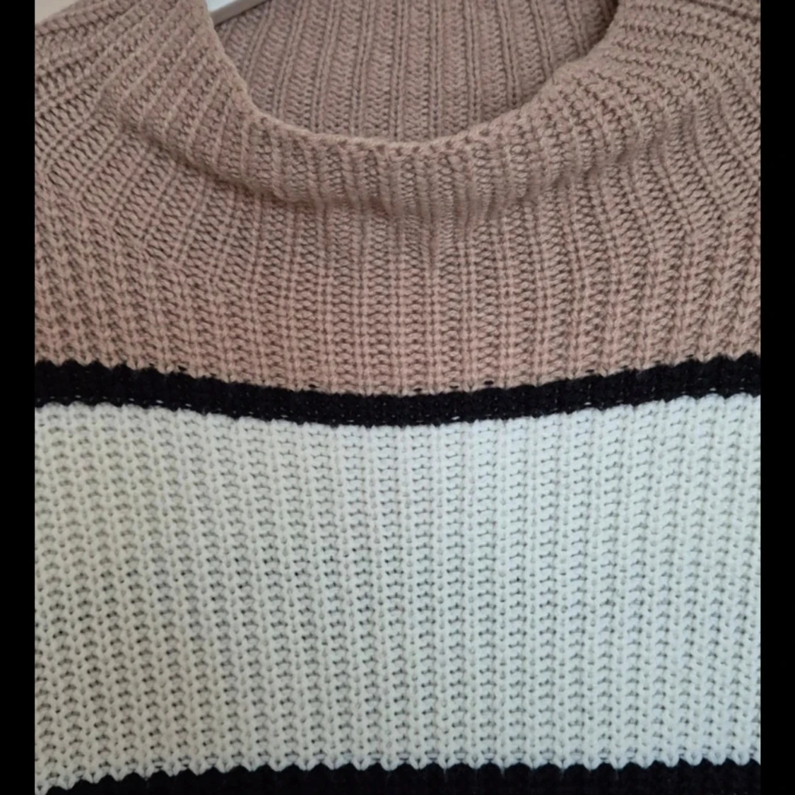 Randig stickad tröja i beige och vit - 90