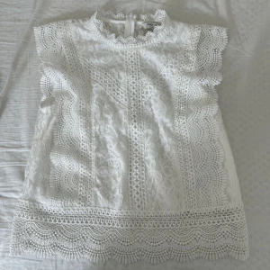 Blus från only❤️ -  superfin vit spetsblus från ONLY i storlek XS. Blusen är i jättefint skick då den endast är använd en gång❤️ Skriv vid fler frågor eller bilder❤️