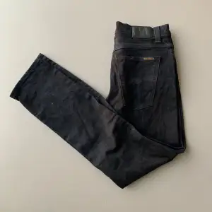 Säljer ett par svarta/mörkblå Nudie Jeans i modellen Grim Tim. Riktigt snygg färg  som syns i andra bilden. Slimfit, riktig snygg passform. W34 L34 Skriv för fler bilder eller vid funderingar 😁🙌