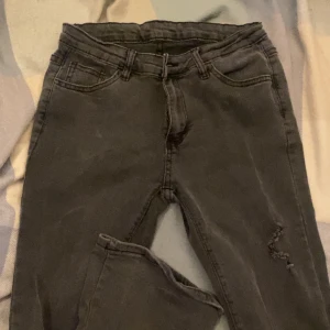Grå jeans i bra skick - Säljer ett par grå jeans i bra skick. Perfekta för både vardag och fest. Har Aldrig använda bara testat, helt nytt skick. Passar till allt och är superbekväma!