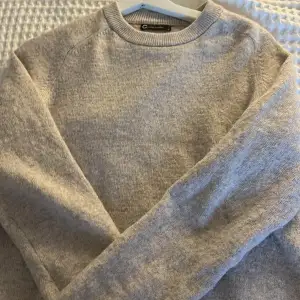 Säljer en supermysig beige tröja i en skön bomull/ull-blandning från märket C. Perfekt för kyliga dagar med sin långärmade design och mjuka material. Passar både till vardags och lite finare tillfällen. 🧥✨Storlek XL, men tycker den passar som M mer💓