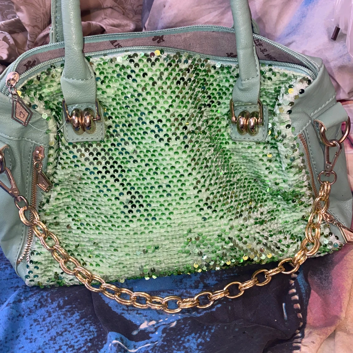 Grön glittrig handväska med kedjedetaljer - 90