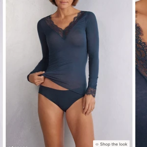 Intimissmi tröja med spets - Snygg mörkblå långärmad topp med v-ringning och spetsdetaljer vid hals och ärmslut. Perfekt för både vardag och festliga tillfällen. Materialet är mjukt och stretchigt för en bekväm passform och kan då passa de flesta storlekar, från intimissmi nypris 600