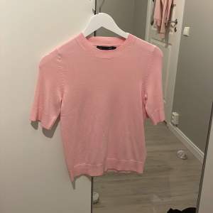 Säljer en söt rosa tröja från 157 i storlek XS. Den är kortärmad och har en ribbad rund halsringning. Perfekt för vår och sommar! Tröjan är i bra skick och passar till både jeans och kjol. 🌸