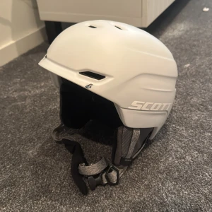 Vit hjälm från Scott - Säljer en vit hjälm från Scott. Använd ungefär två veckor pågrund av att den är för stor för mig. Ny skick! 