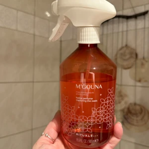 M'Gouna Home Perfume från Rituals - Säljer en M'Gouna home perfume från Rituals med doft av rose damascena och prickly pear. Flaskan är brun och rymmer 500 ml. Perfekt för att skapa en fräsch och avslappnande atmosfär hemma. Spraya och njut av en oas av dofter! Lite använd, väldigt dryg så räcker länge. Full size 500ml flaska. Limited edition kollektion 