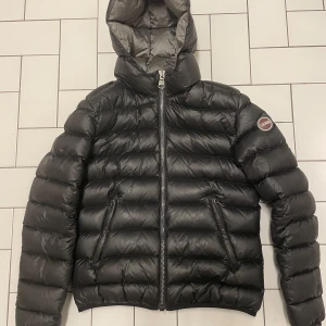 Svart dunjacka från Colmar - Säljer en snygg svart dunjacka från Colmar i mycket bra skick. Perfekt för kalla vinterdagar. Den är stilren och passar till det mesta. Storlek S/36/8