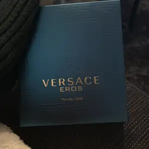 Säljer ett set med Versace Eros Eau de Toilette 50 ml och en perfumed deodorant stick 75 ml. Flaskan har en snygg turkos design med guldiga detaljer och det ikoniska Medusa-huvudet. Perfekt för den som vill dofta fräscht och lyxigt. Finns att köpa för 880 kr.