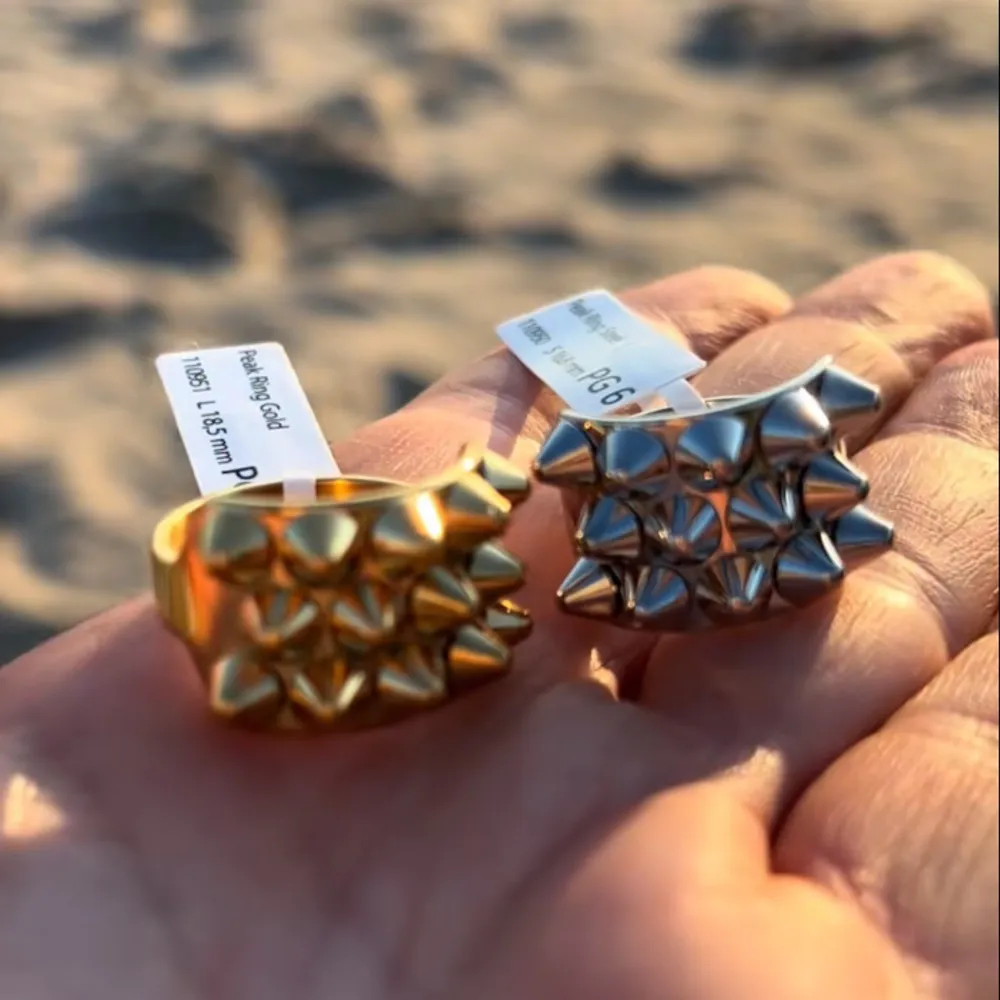 Två coola ringar i guld och silver med nitar som ger en edgy look. Perfekta för att ge din outfit en tuff touch. De är breda och har en unik design som verkligen sticker ut. Passar både till vardags och fest!. Asusteet.