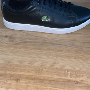 Lacoste skor - säljer mina Lacoste skor, dem är i gott skick 9/10 och använts 2-3 gånger 