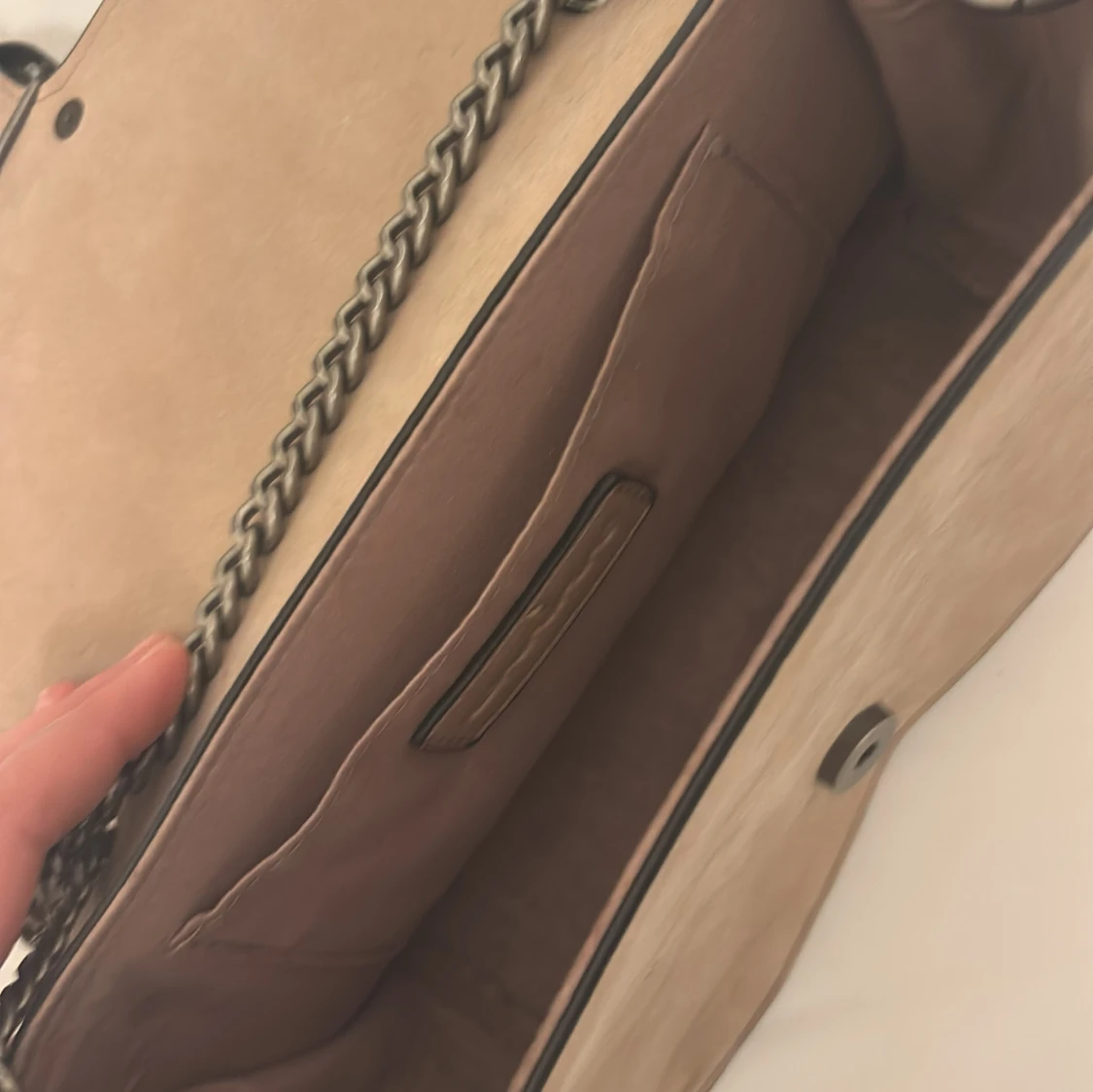 Beige axelväska med kedja - 90