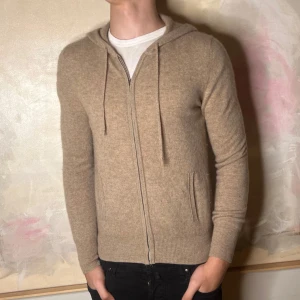 Soft Goat Zip Hoddie  - Jätte skön 100% Kashmir Hoddie från Soft Goat I Storlek S och modellen bär vanligtvis M | Bra skick, 8/10 | Nypris 3000 kr, bra pris på 1299kr