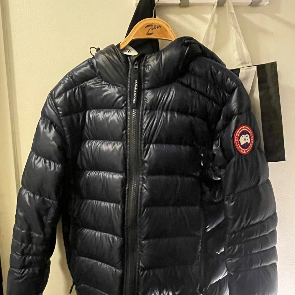 Säljer en snygg svart pufferjacka från Canada Goose. Den är perfekt för kalla dagar med sin quiltade design och långa ärmar. Jackan är köpt på johnells och använd fåtal gånger. Digitalt kvitto finns. Pris kan diskuteras och kan även tänka mig byta mot annan jacka! . Jackor.