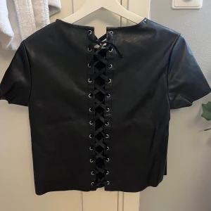 Snygg skinn topp - Najs skinn topp med cool baksida - kan även ha den som framsida😇Den är från HM men lapparna är avklippta🤗Har inga fler bilder!