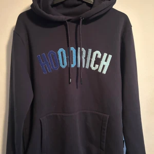 Hoodrich Hoodie - Säljer den då den inte används längre. Den har storlek S och är i extremt bra skick då den knappt e använd