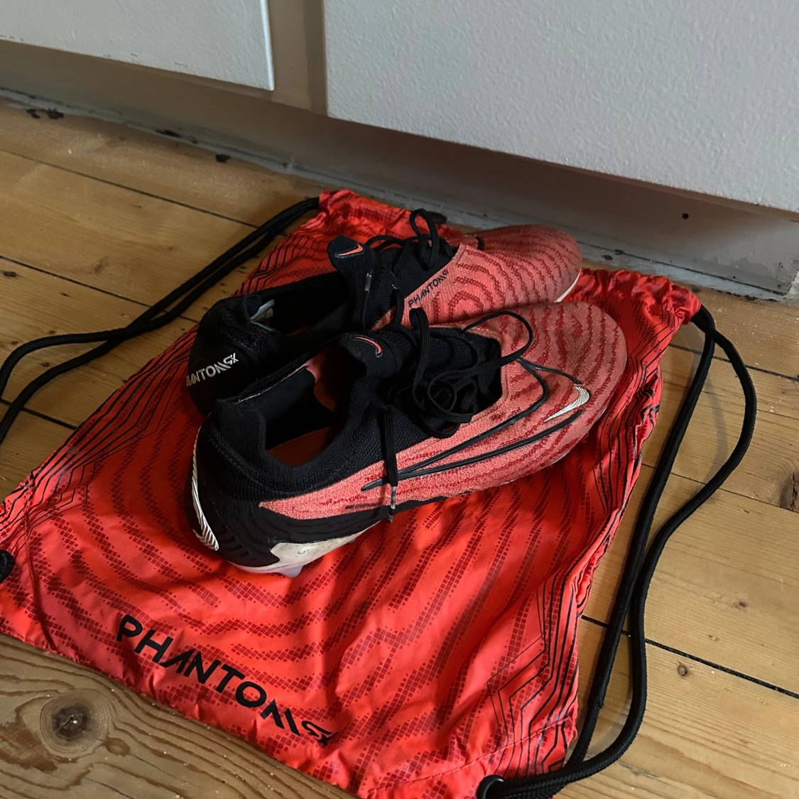 Röda fotbollsskor från Nike - 90