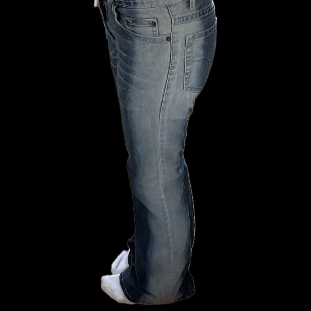 Säljer ett par snygga blå bootcut jeans med blekningsdetaljer på sidorna och i bra skick. De är mellan lågmidja och midwaist i midjan skulle jag säga. Väldigt sköna och passar till det mesta! Jag är 169 och passar bra i längden.. Jeans & Byxor.