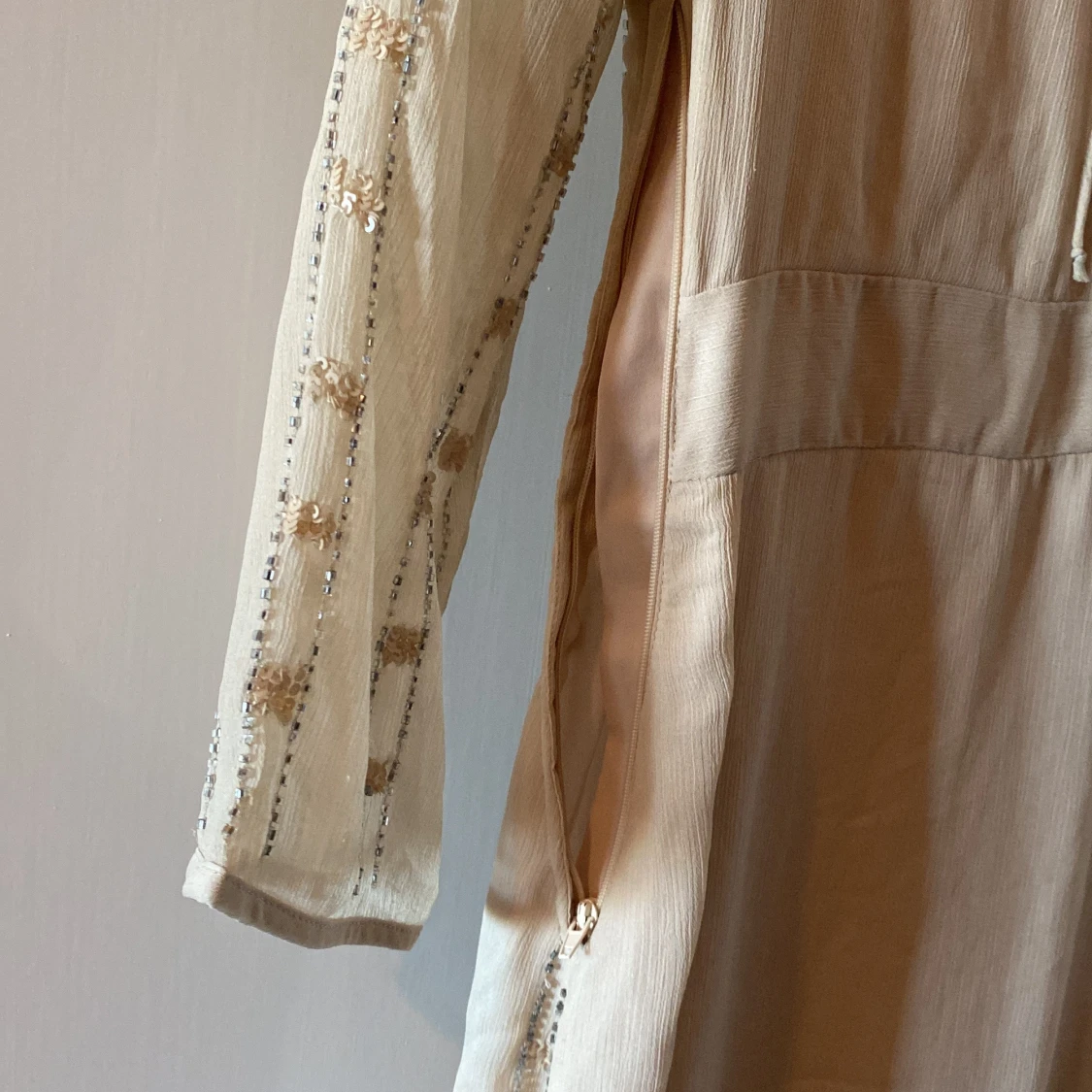 Beige klänning med paljettdetaljer - 91