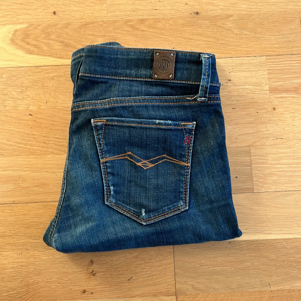 Tja! Säljer mina replay jeans. Bra skick 9/10, kommer inte till användning eftersom de inte passar mig. Storlek W28, L32. Pris kan diskuteras och tveka inte via frågor🤝. Jeans & Byxor.